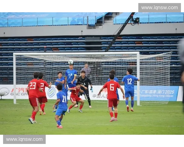 福州业余足球联赛激战正酣 球员们在绿茵场上拼搏逐梦